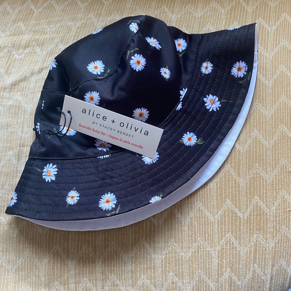 Alice + Olivia x FabFitFun Reversible Bucket Hat - Picture 3 of 5